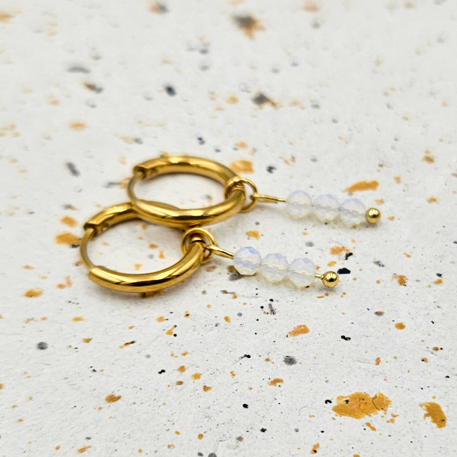 Oorbellen van goldplated stainless steel met facetgeslepen opaliet
