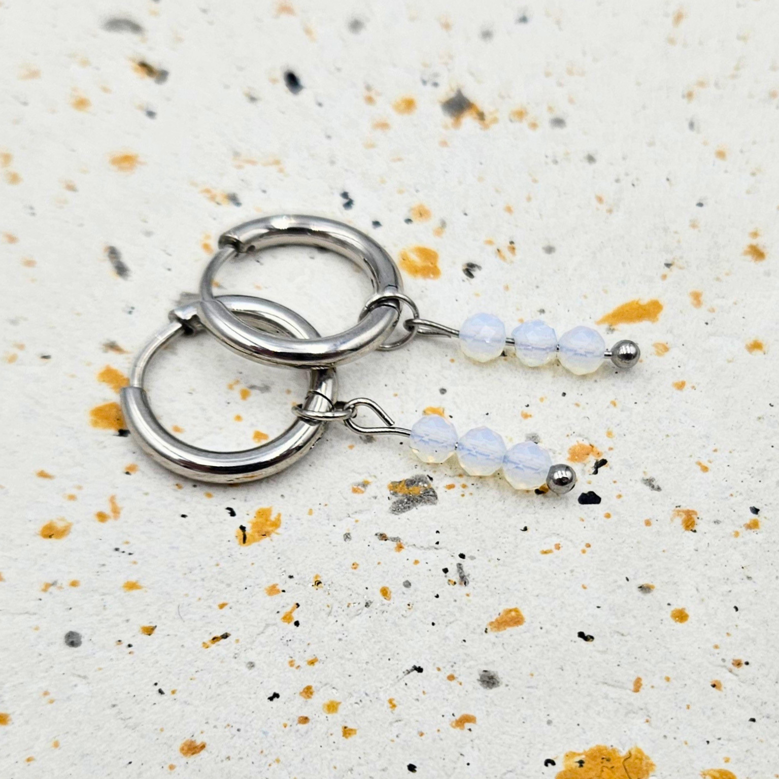 Oorbellen gemaakt van stainless steel met facetgeslepen opaliet