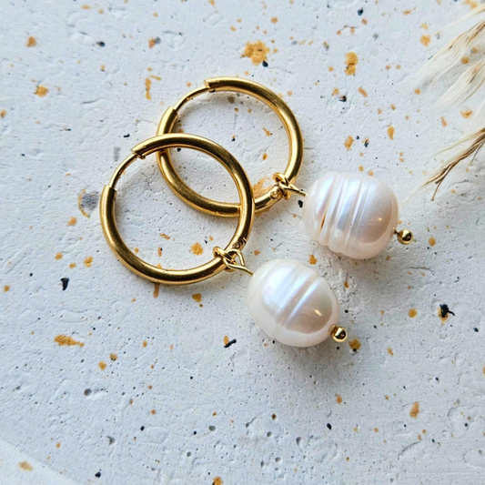 Oorbellen van goldplated stainless steel met een grote zoetwaterparel