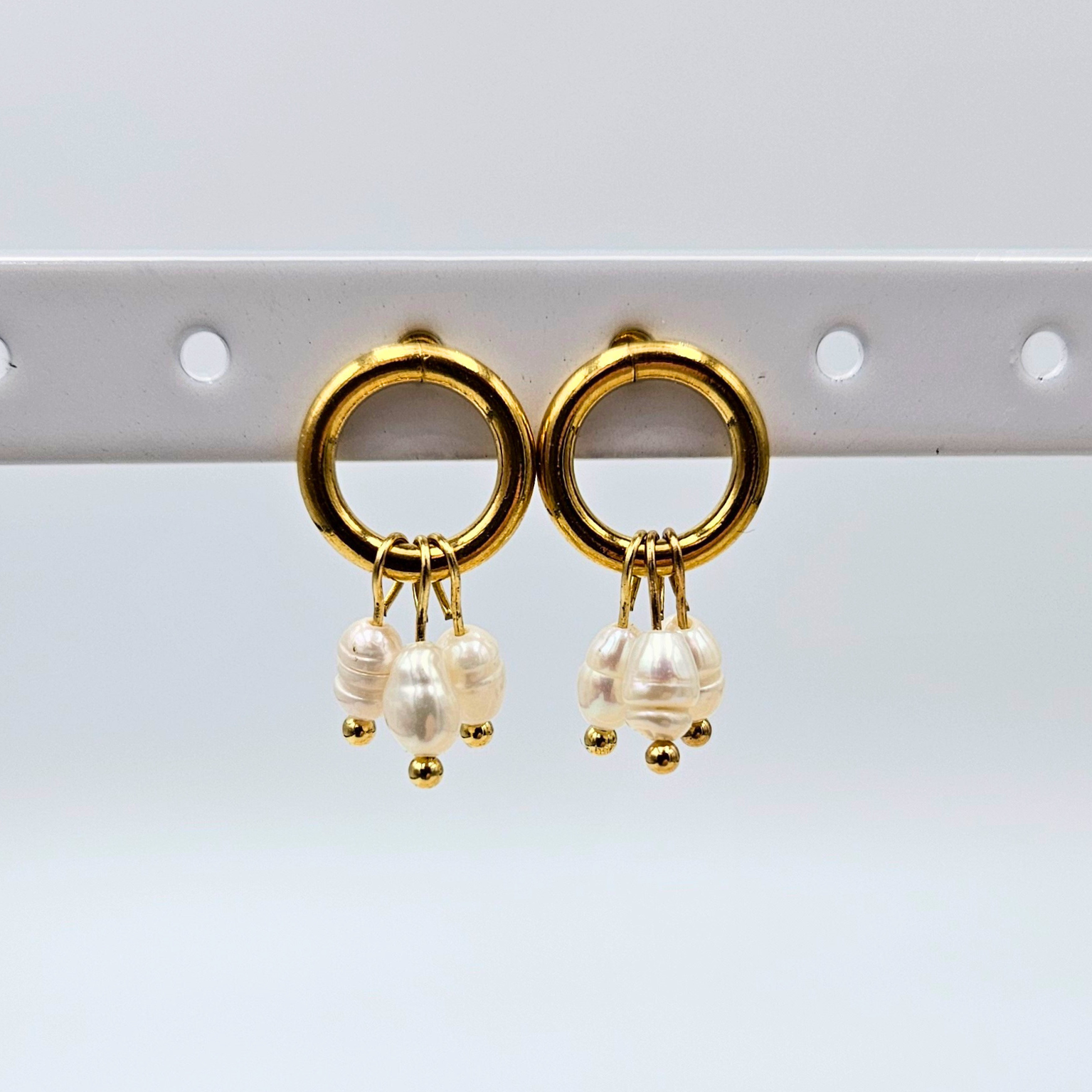 Oorbellen van goldplated stainless steel met kleine zoetwaterparels