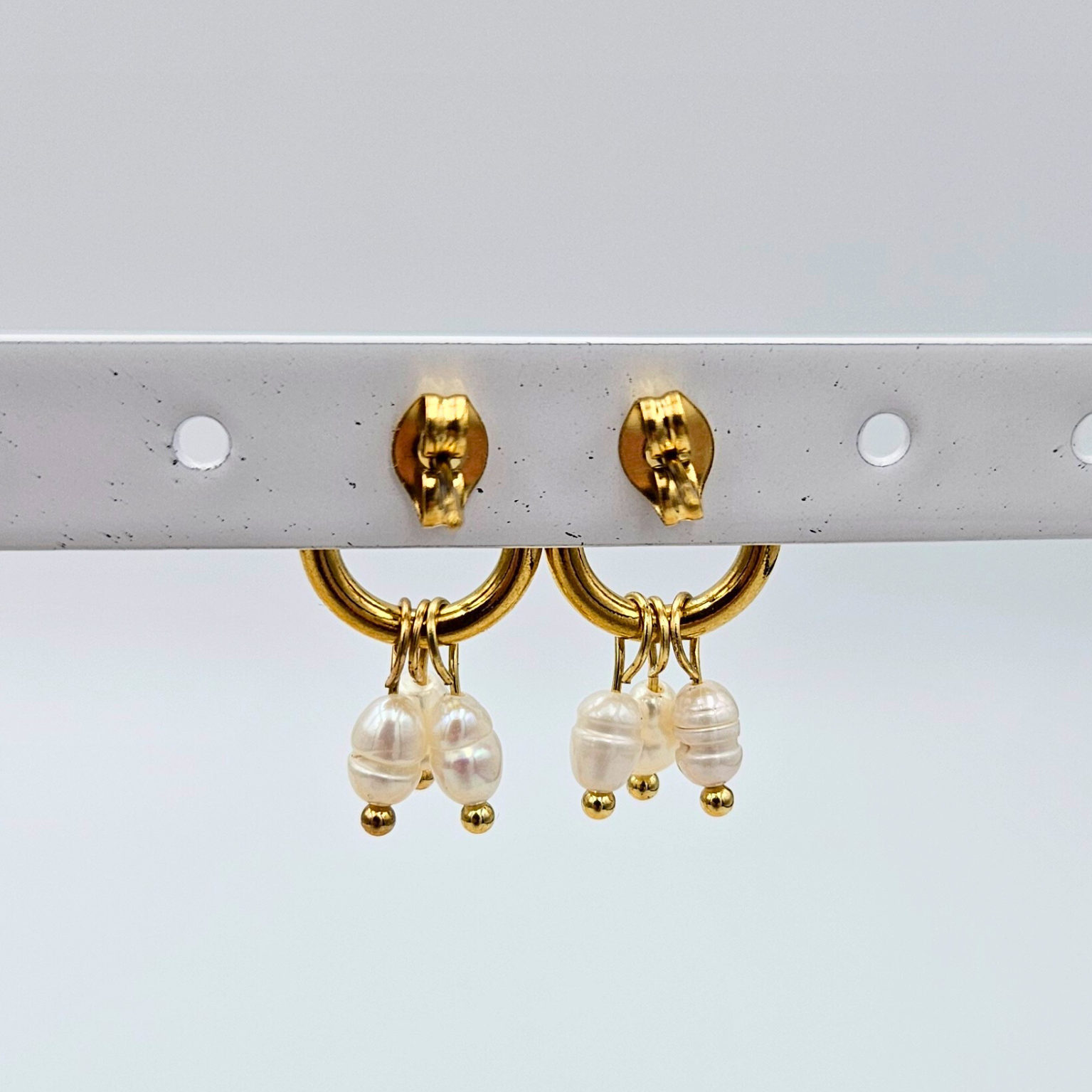 Oorbellen van goldplated stainless steel met kleine zoetwaterparels