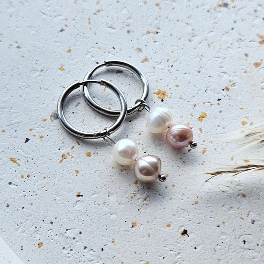 Oorbellen gemaakt van stainless steel met witte en roze zoetwaterparel