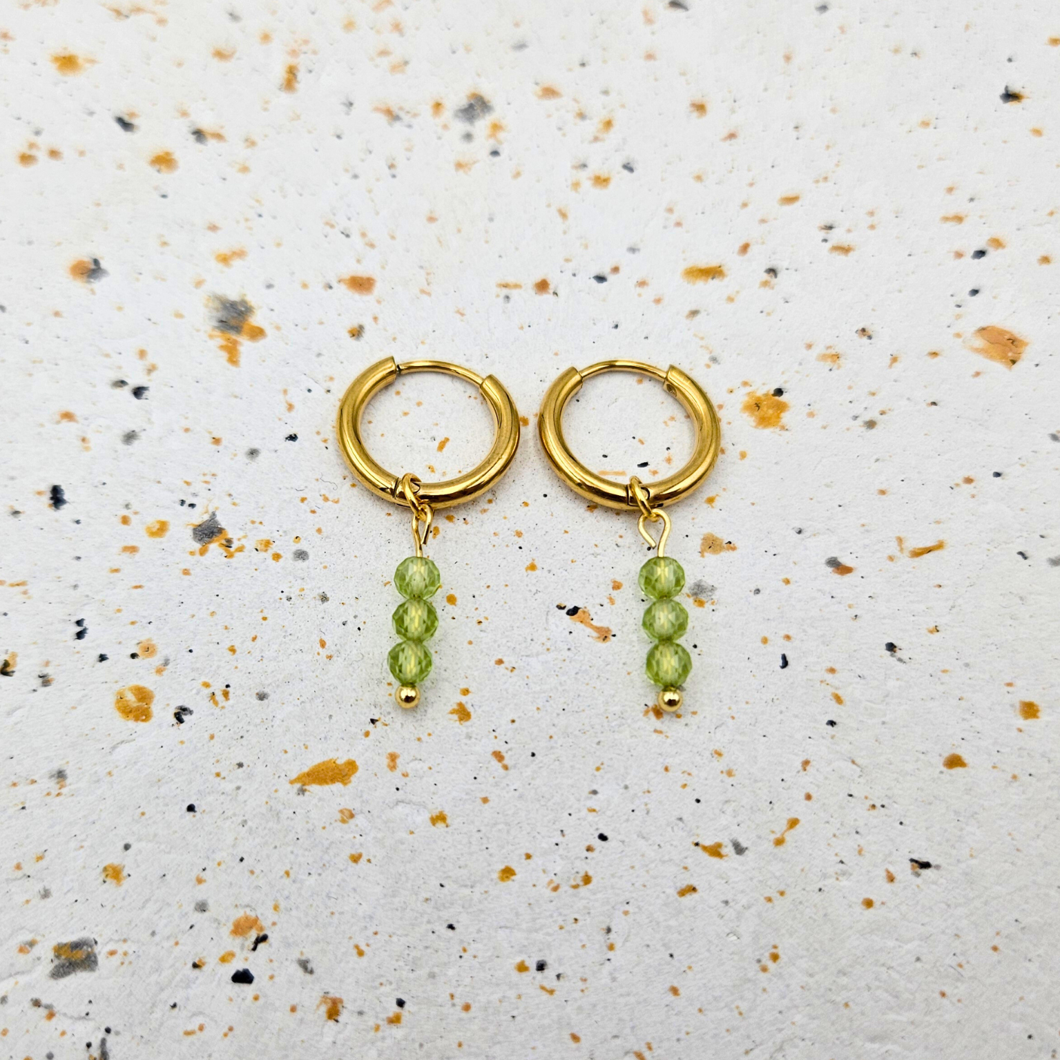 Oorbellen van goldplated stainless steel met facetgeslepen peridot