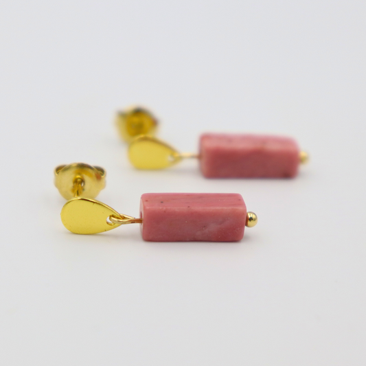 Oorbellen van goldplated stainless steel met rhodoniet hanger