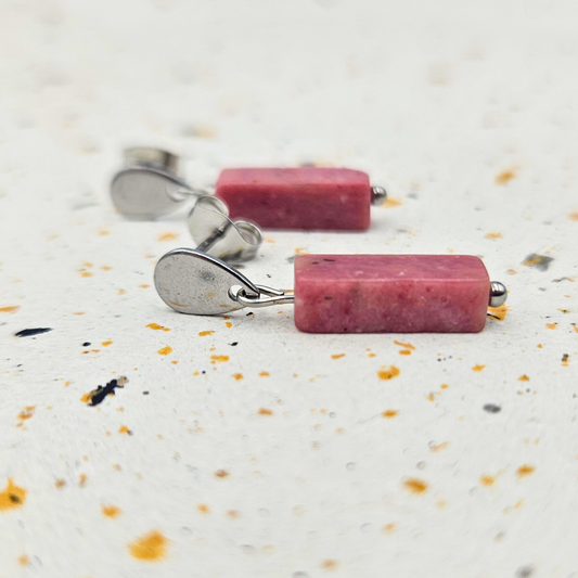 Oorbellen gemaakt van stainless steel met rhodoniet hanger