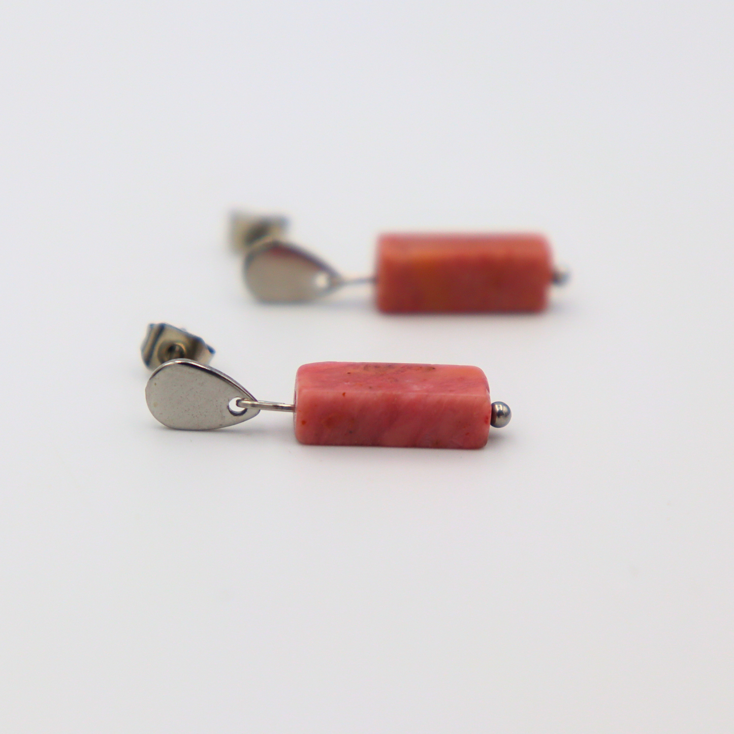 Oorbellen gemaakt van stainless steel met rhodoniet hanger
