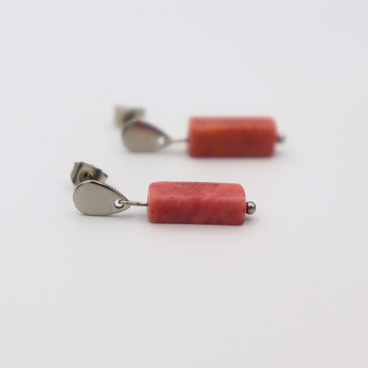 Oorbellen gemaakt van stainless steel met rhodoniet hanger