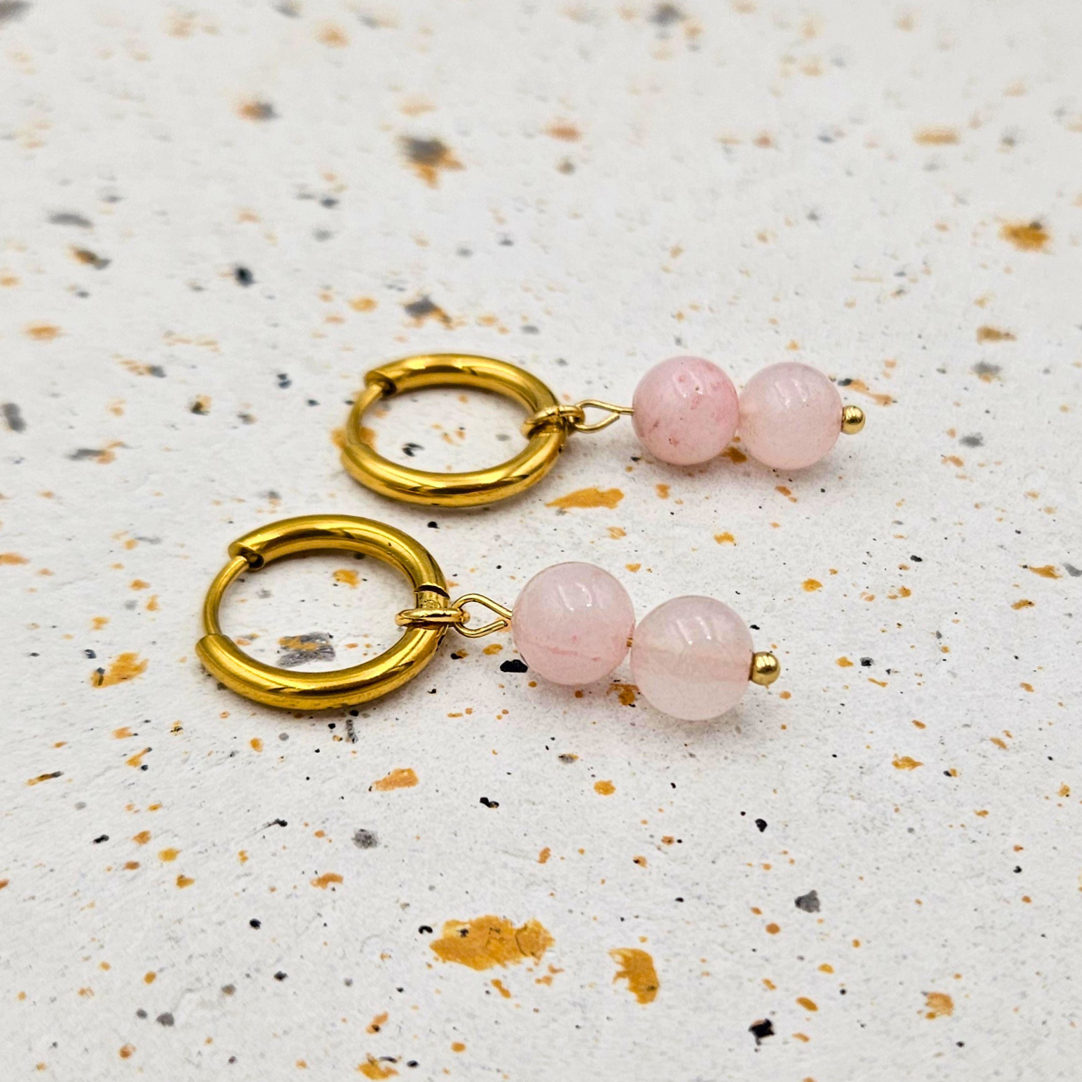 Oorbellen van goldplated stainless steel met hanger van ronde rozenkwarts
