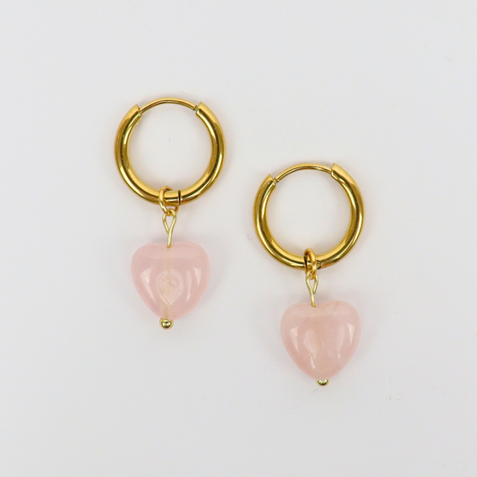 Oorbellen van goldplated stainless steel met hartvormige rozenkwarts hanger