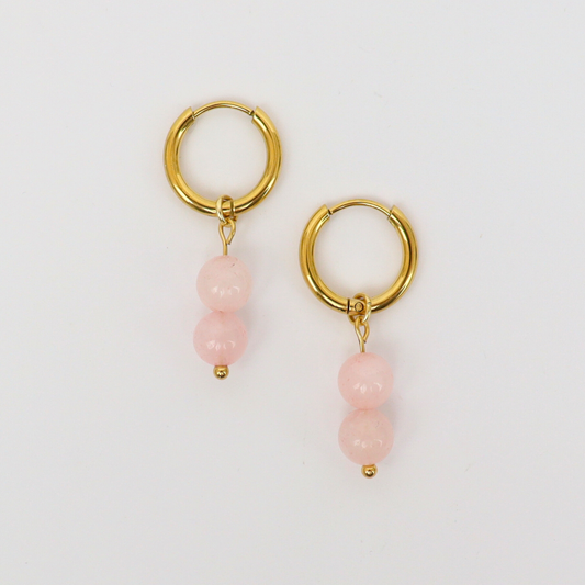 Oorbellen van goldplated stainless steel met hanger van ronde rozenkwarts kralen