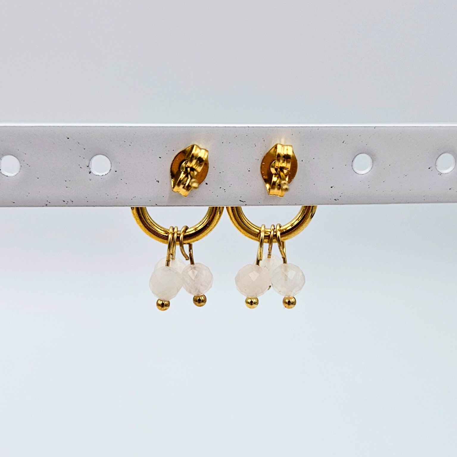 Oorbellen van goldplated stainless steel met facetgeslepen rozenkwarts steentjes