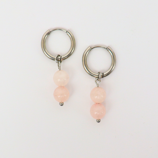 Oorbellen gemaakt van stainless steel met hanger van ronde rozenkwarts kralen