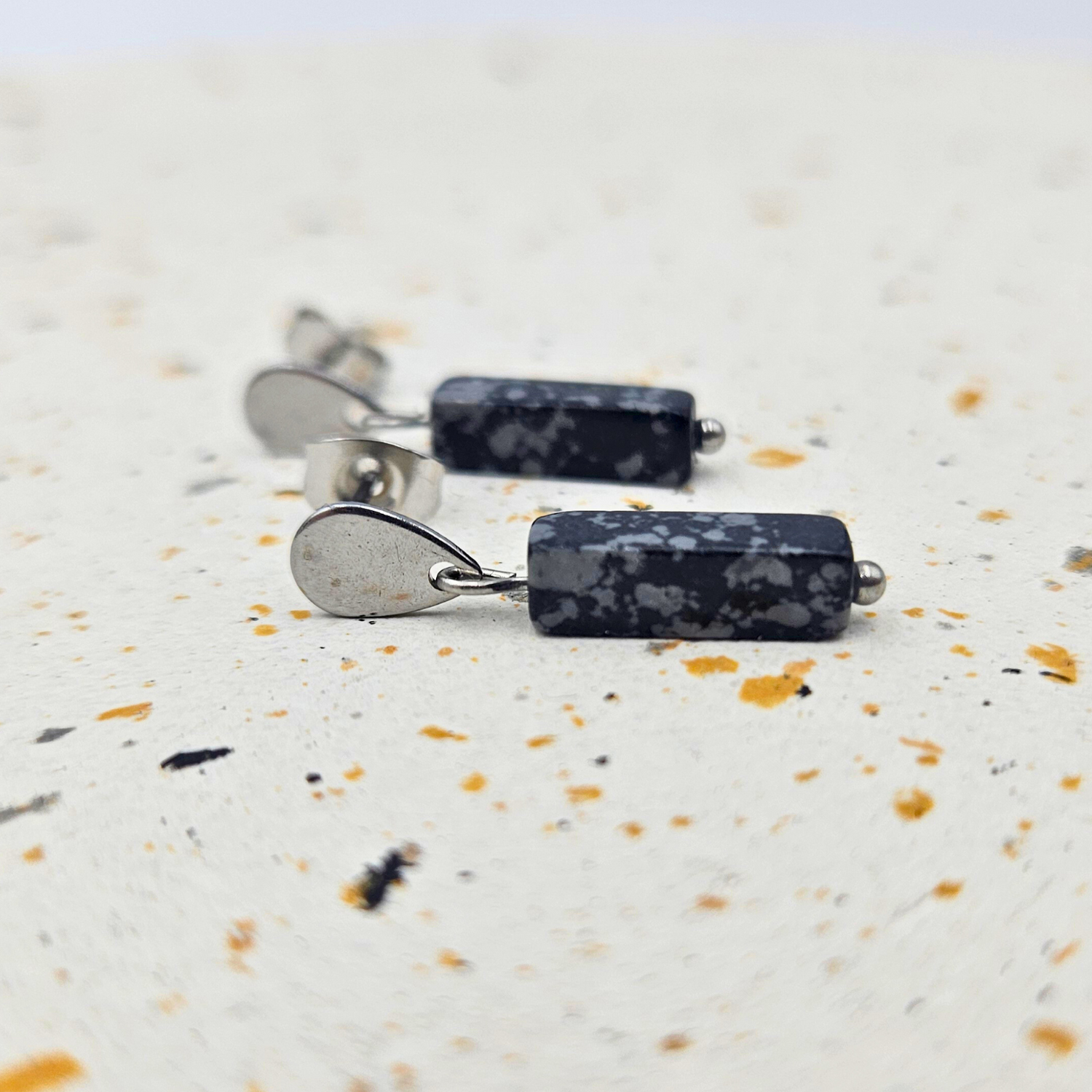 Oorbellen gemaakt van stainless steel met sneeuwvlok obsidiaan hanger