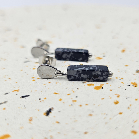 Oorbellen gemaakt van stainless steel met sneeuwvlok obsidiaan hanger