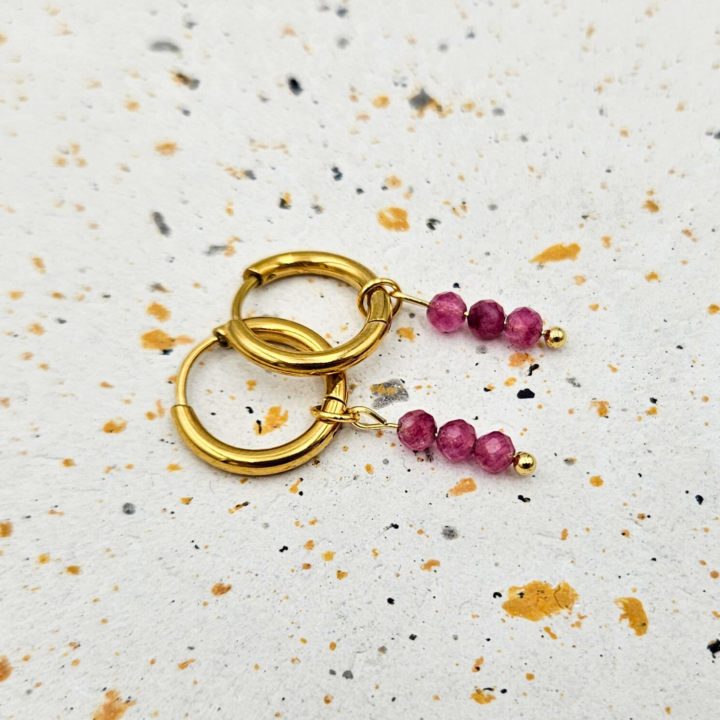 Oorbellen van goldplated stainless steel met facetgeslepen toermalijn