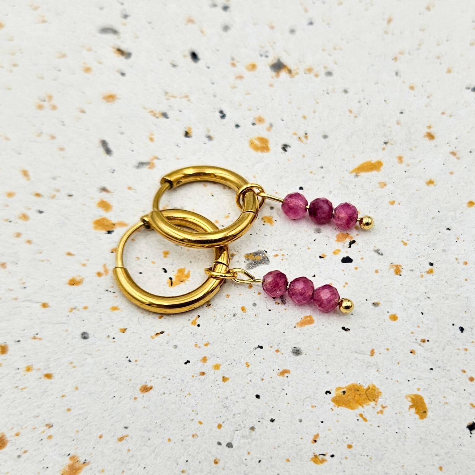 Oorbellen van goldplated stainless steel met facetgeslepen toermalijn