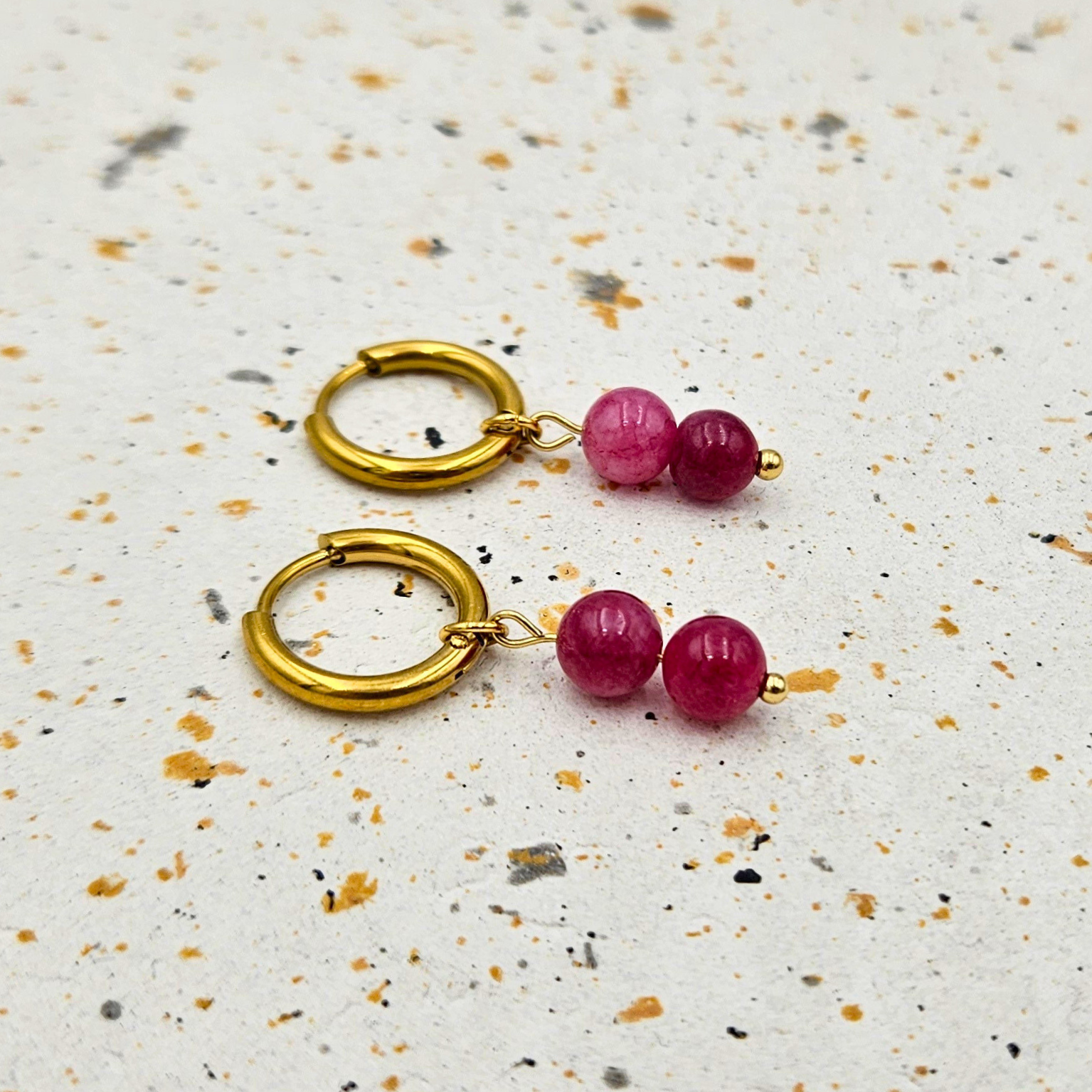 Oorbellen van goldplated stainless steel met hanger van ronde toermalijn