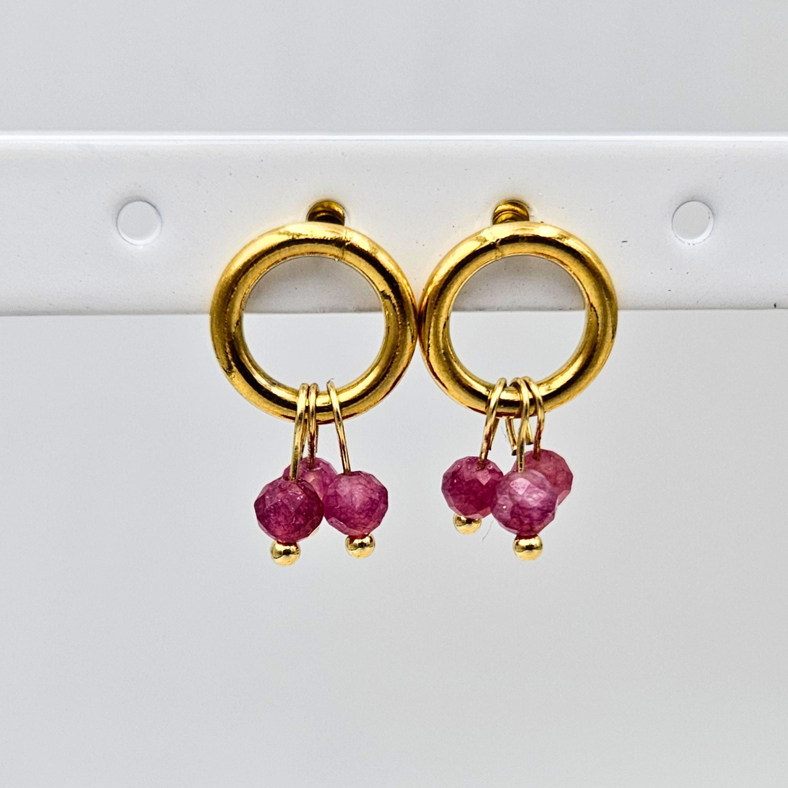 Oorbellen van goldplated stainless steel met facetgeslepen toermalijn steentjes