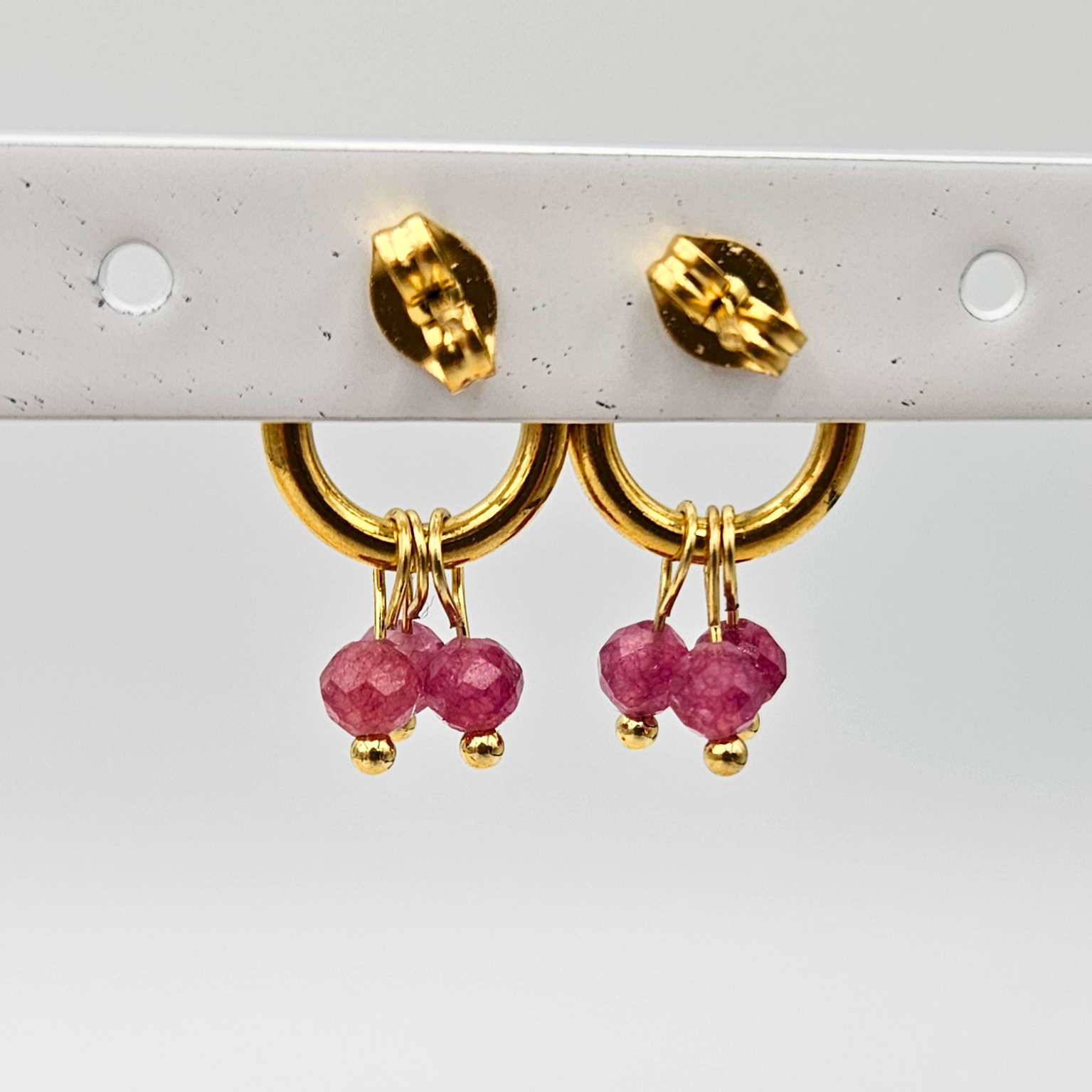 Oorbellen van goldplated stainless steel met facetgeslepen toermalijn steentjes