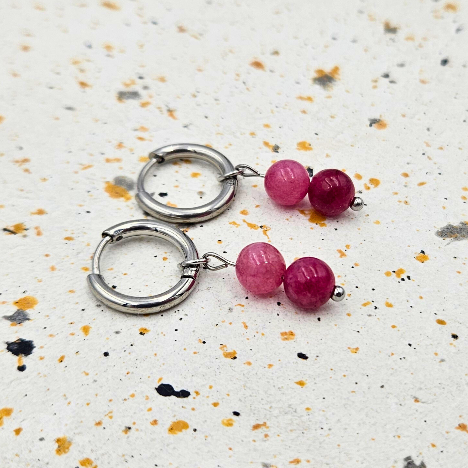 Oorbellen gemaakt van stainless steel met hanger van ronde toermalijn