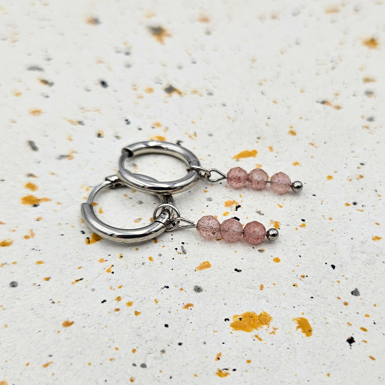 Oorbellen gemaakt van stainless steel met facetgeslepen aardbeienkwarts
