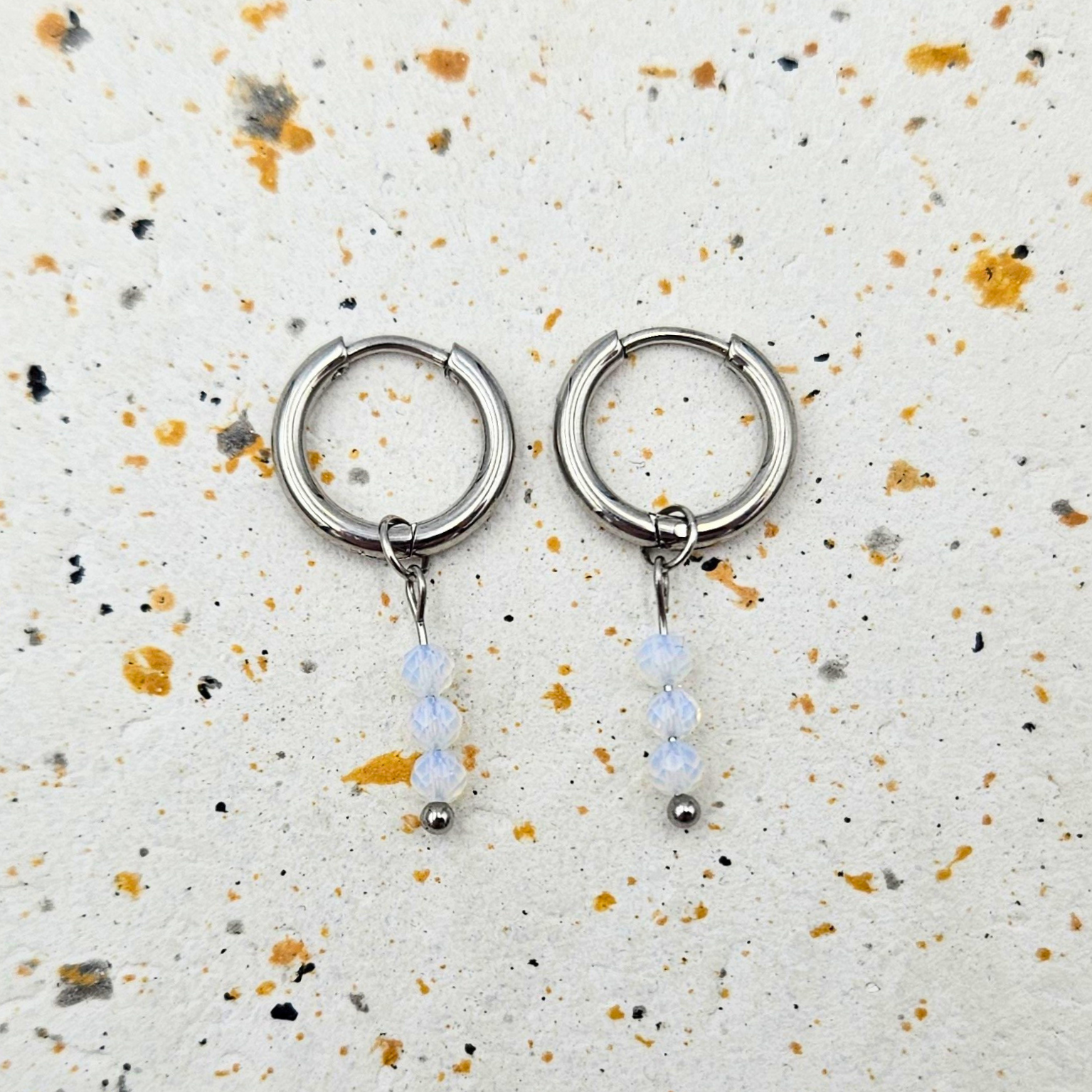 Oorbellen gemaakt van stainless steel met facetgeslepen opaliet