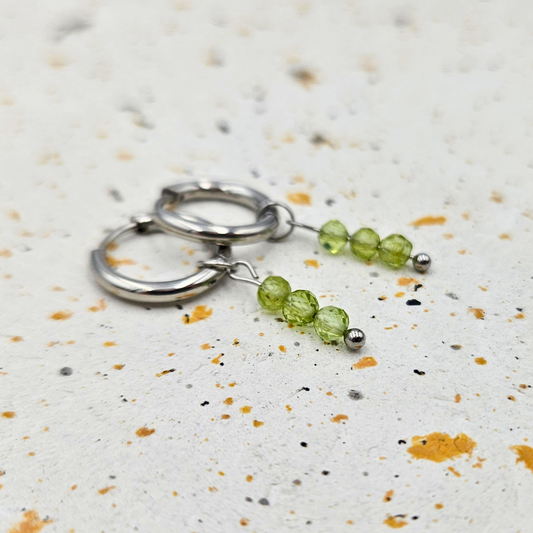 Oorbellen gemaakt van stainless steel met facetgeslepen peridot