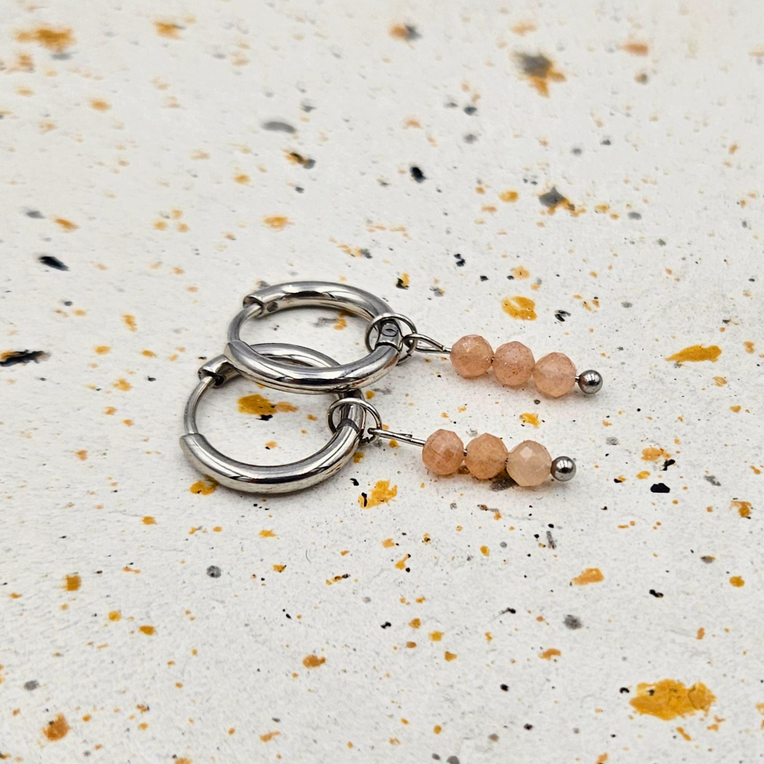Oorbellen gemaakt van stainless steel met facetgeslepen zonnesteen