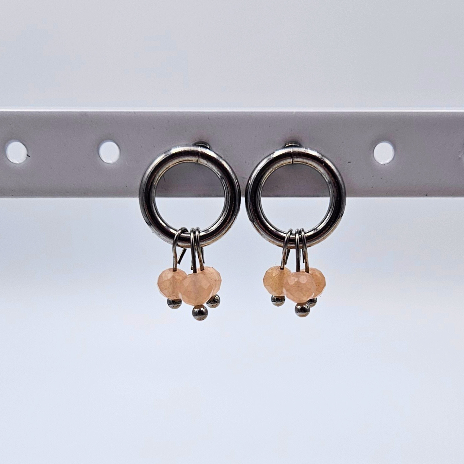 Oorbellen gemaakt van zilverkleurig stainless steel met zonnesteen edelsteentjes