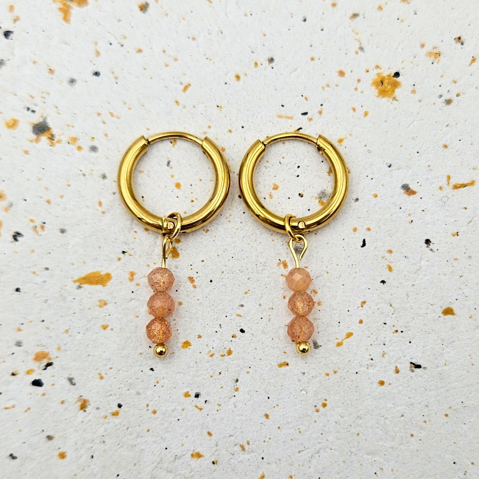 Oorbellen van goldplated stainless steel met facetgeslepen zonnesteen