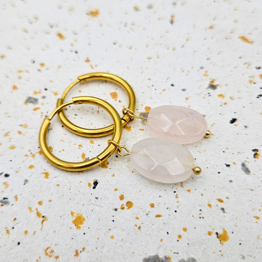 Oorbellen van goldplated stainless steel met facetgeslepen rozenkwarts hanger
