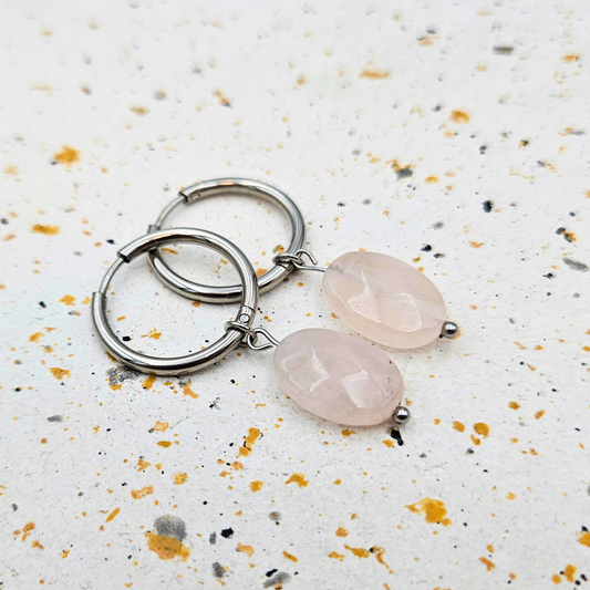 Oorbellen gemaakt van stainless steel met facetgeslepen rozenkwarts hanger