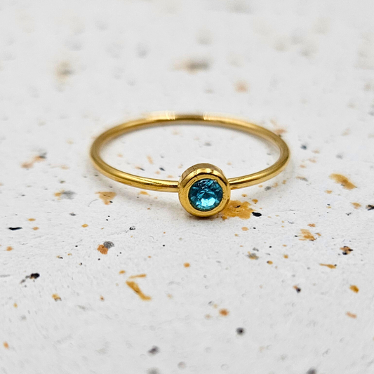 Ring van goldplated stainless steel met geboortesteen van december: topaas