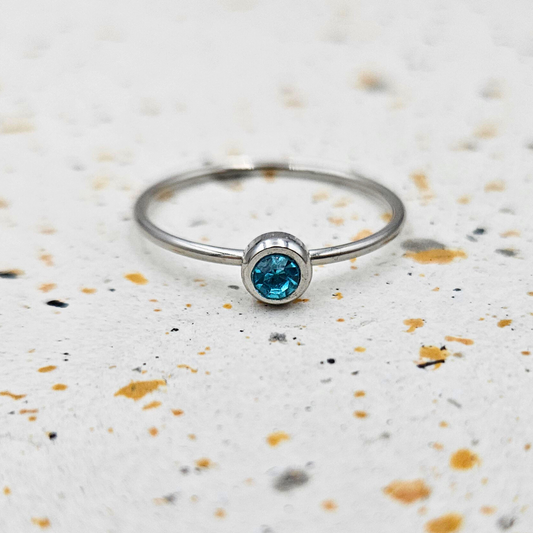 Ring gemaakt van stainless steel met geboortesteen van december: topaas