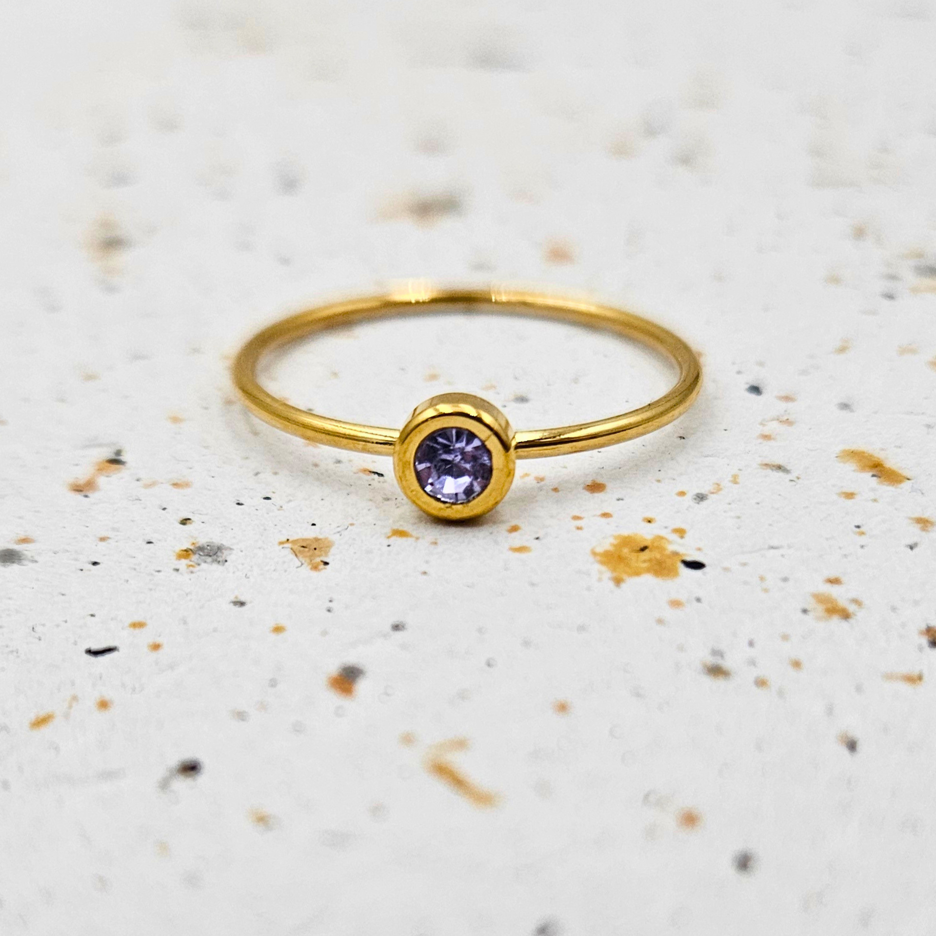 Ring van goldplated stainless steel met geboortesteen van februari: lichte amethist