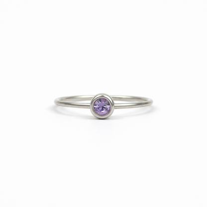 Ring gemaakt van stainless steel met geboortesteen van februari: lichte amethist