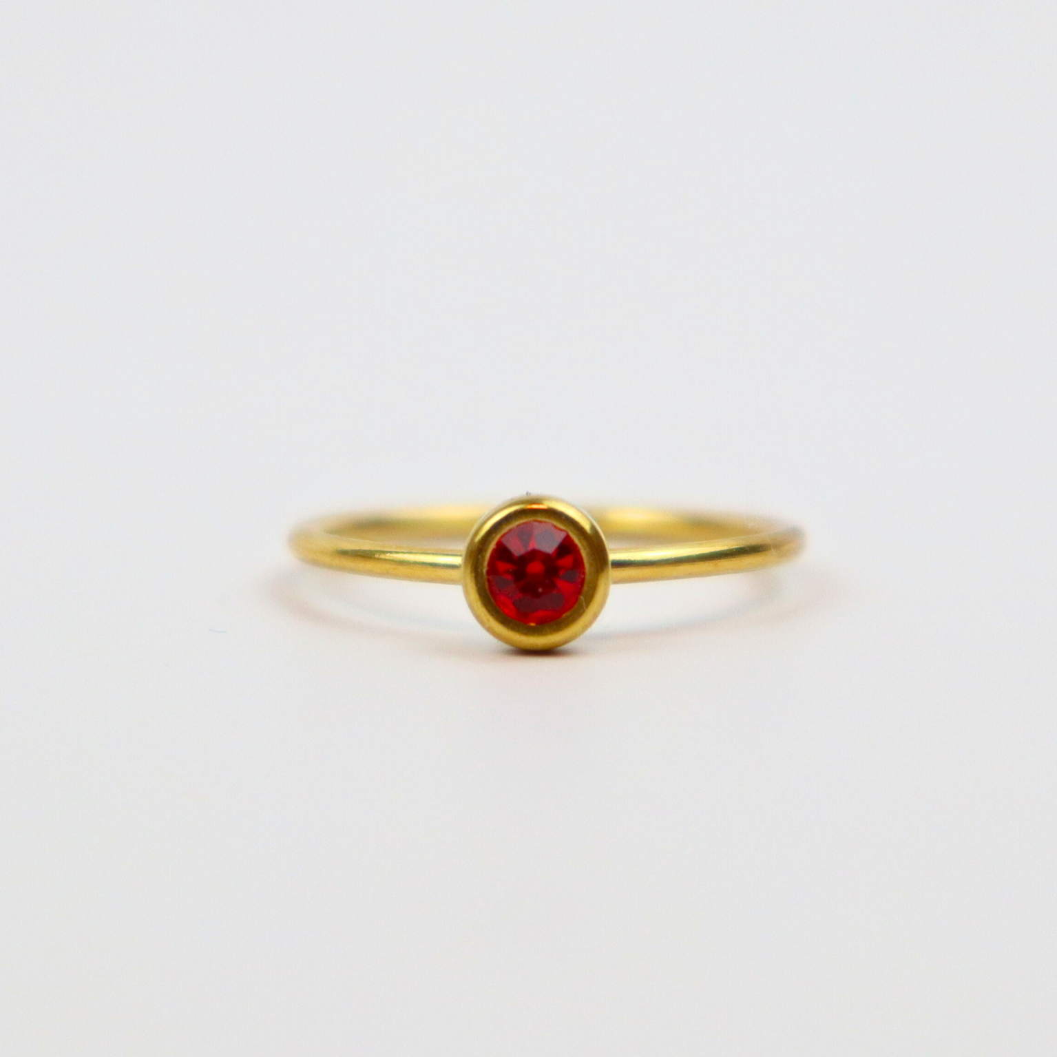 Ring van goldplated stainless steel met geboortesteen van januari: granaat