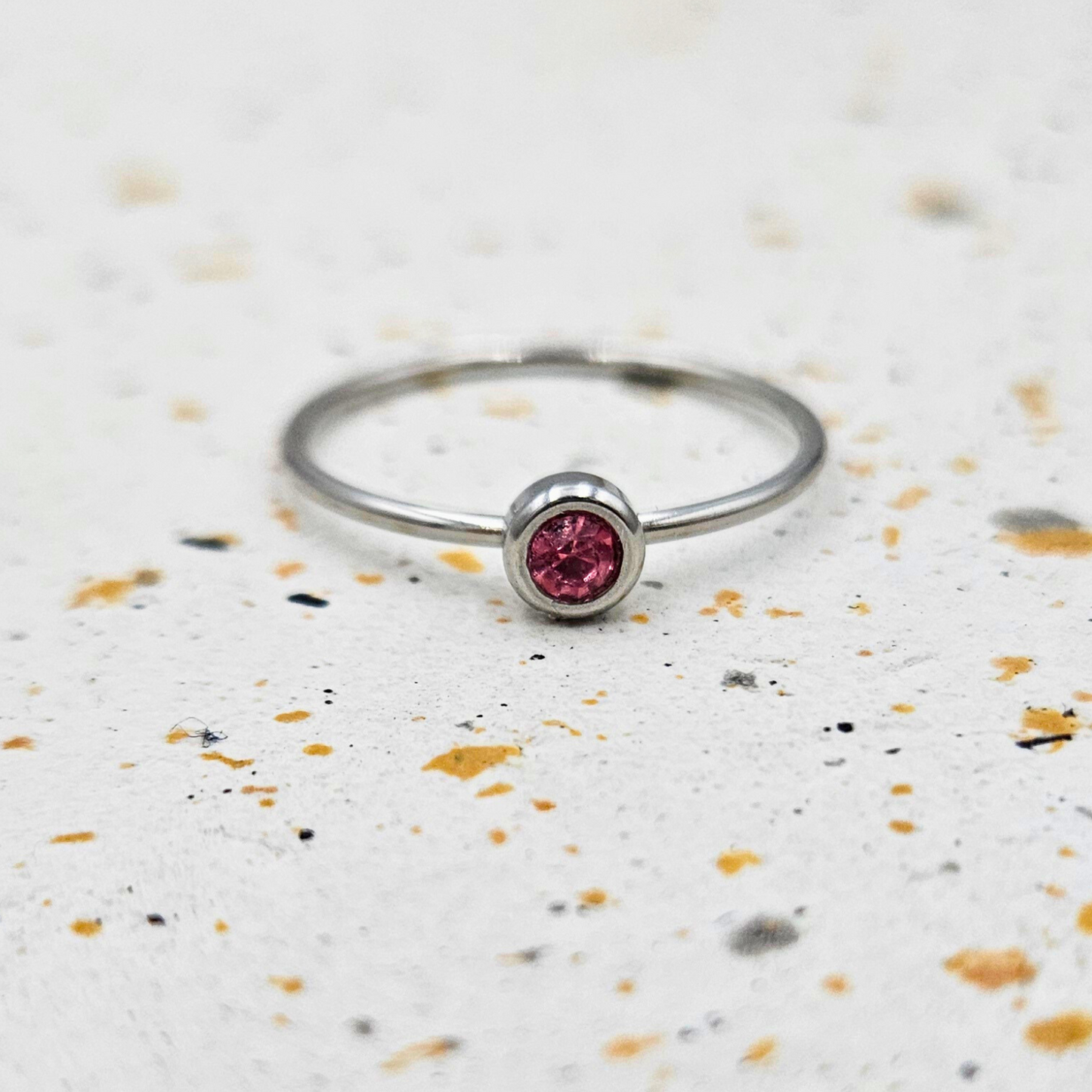 Ring gemaakt van stainless steel met geboortesteen van juli: lichte robijn