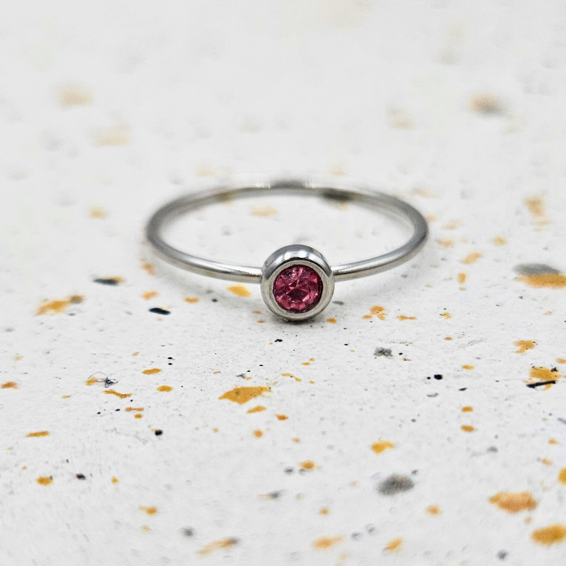 Ring gemaakt van stainless steel met geboortesteen van juli: lichte robijn