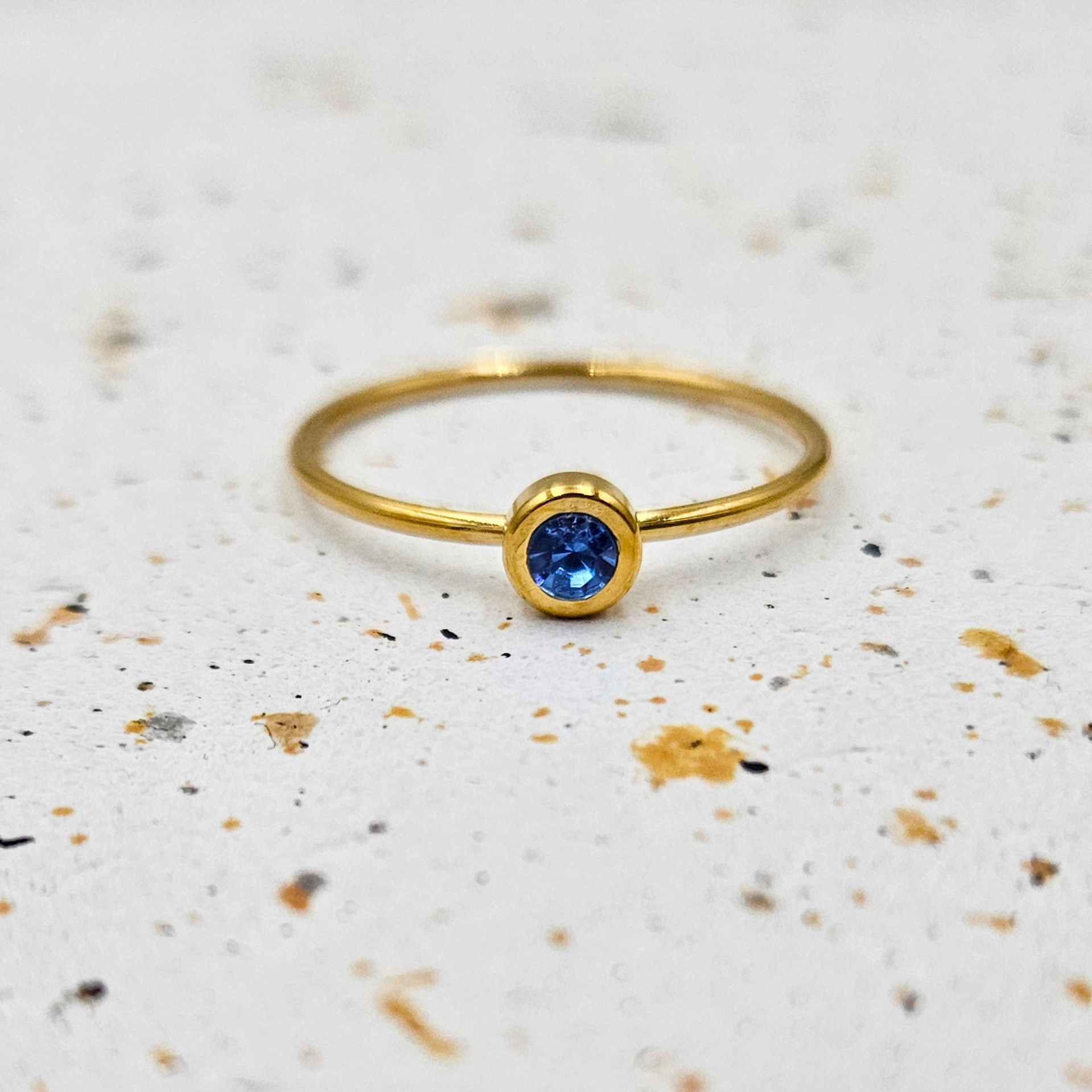 Ring van goldplated stainless steel met geboortesteen van maart: aquamarijn