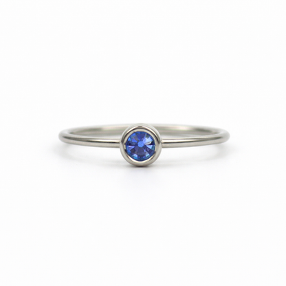 Ring gemaakt van stainless steel met geboortesteen van maart: aquamarijn