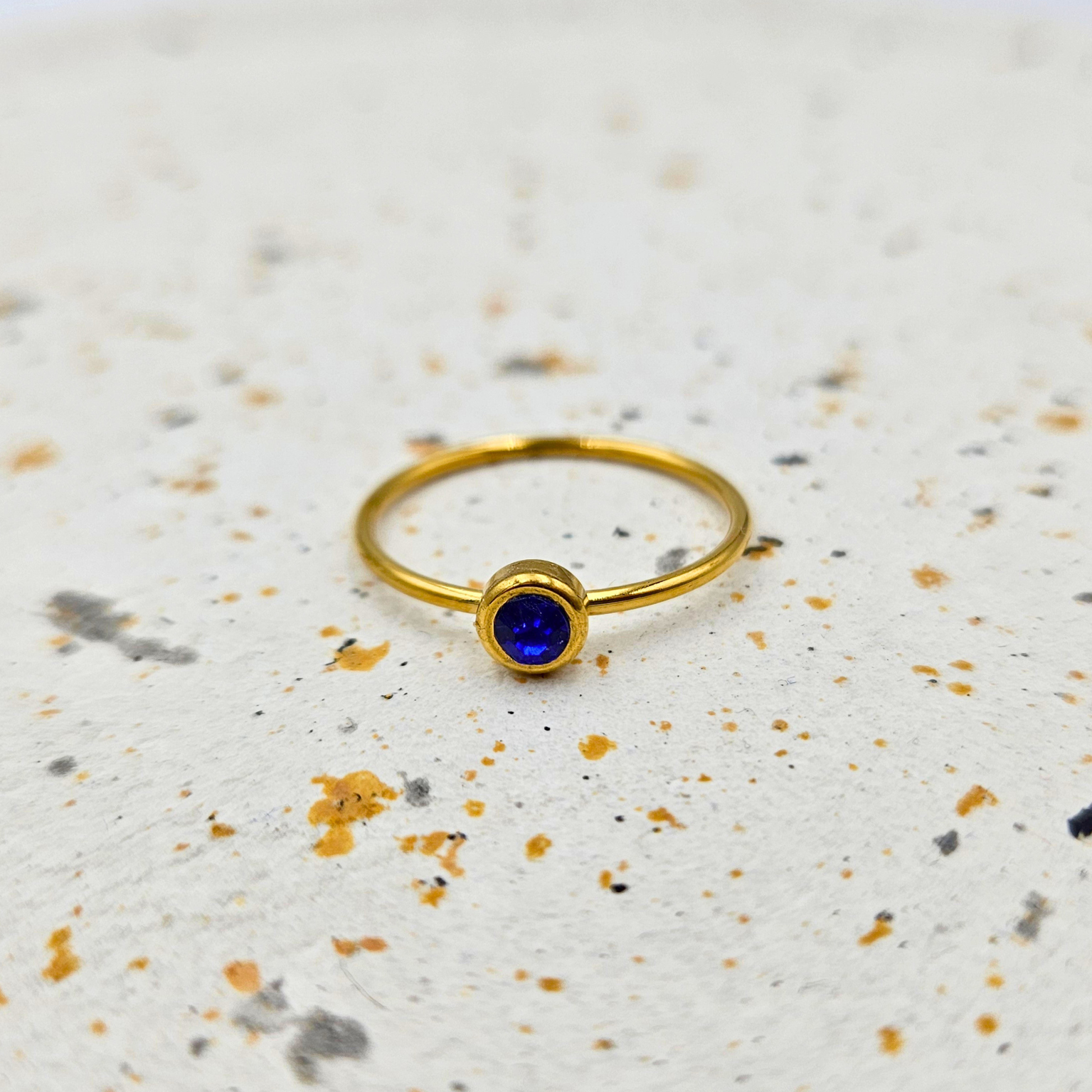 Ring van goldplated stainless steel met geboortesteen van september: saffier
