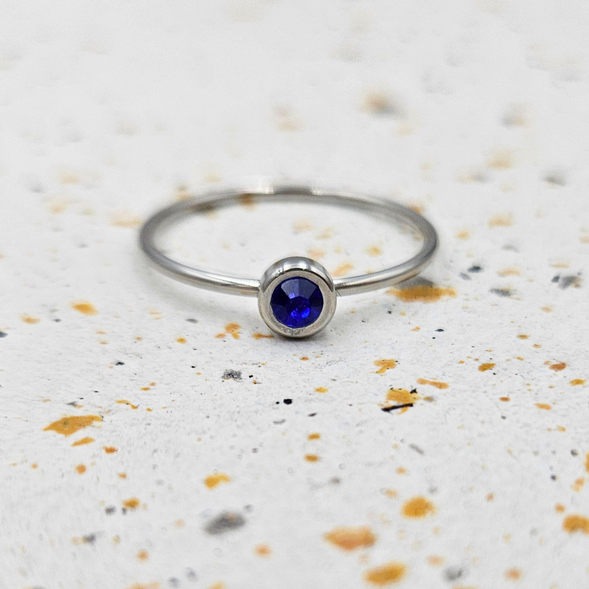 Ring gemaakt van stainless steel met geboortesteen van september: saffier